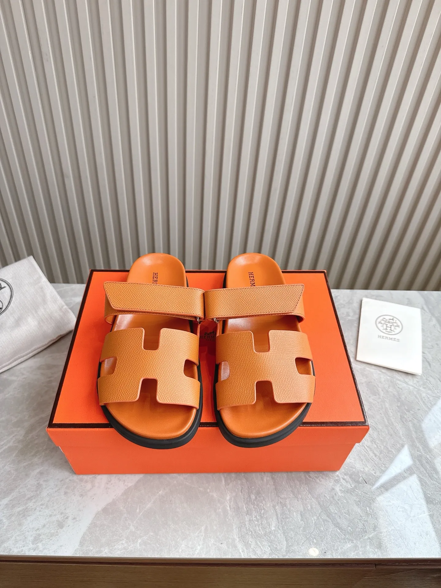 p480🐮🐮Couple model (top version) H family 2024 spring and summer new style HERMES Hermes' recently popular couple model pig nose angle sandals and slippers, paired with various colorful socks, popular. Upper: imported original deerskin (the genuine leather edging is not ordinary super migration). Lining: imported genuine leather. Outsole: Tpu non-slip and wear-resistant outsole. Size: Female 35-42 (40/42 non-returnable and non-exchangeable) Male size: 39-45 (45 non-refundable and non-exchangeable)